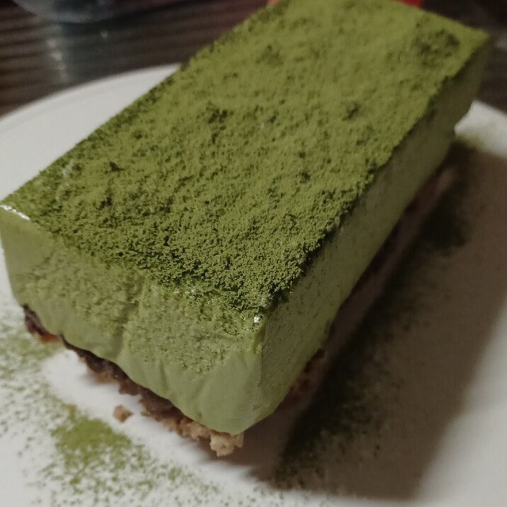 抹茶ムースとあんこのケーキ